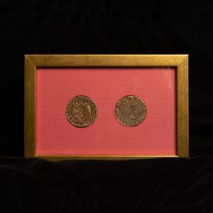 marco-con-2-monedas-de-los-reyes-catolicos
