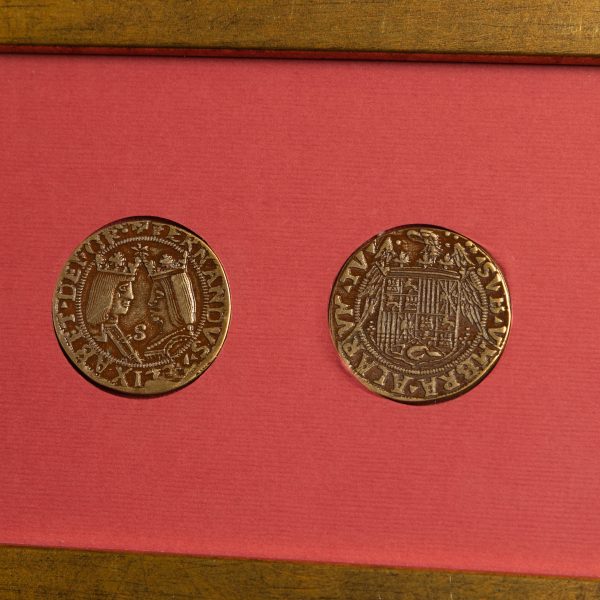 marco-con-2-monedas-de-los-reyes-catolicos